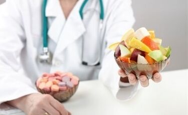 Mitybos specialistė su vaisių salotomis